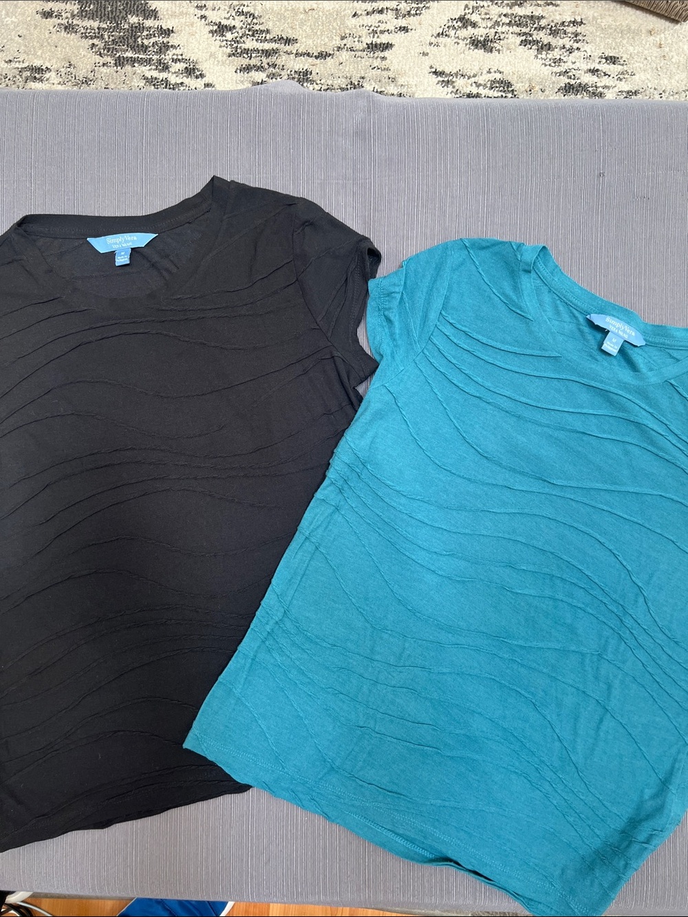 Simply Vera/Vera Wang Cap Sleeve Wave-Texture Tops in Black and Teal~SZ M